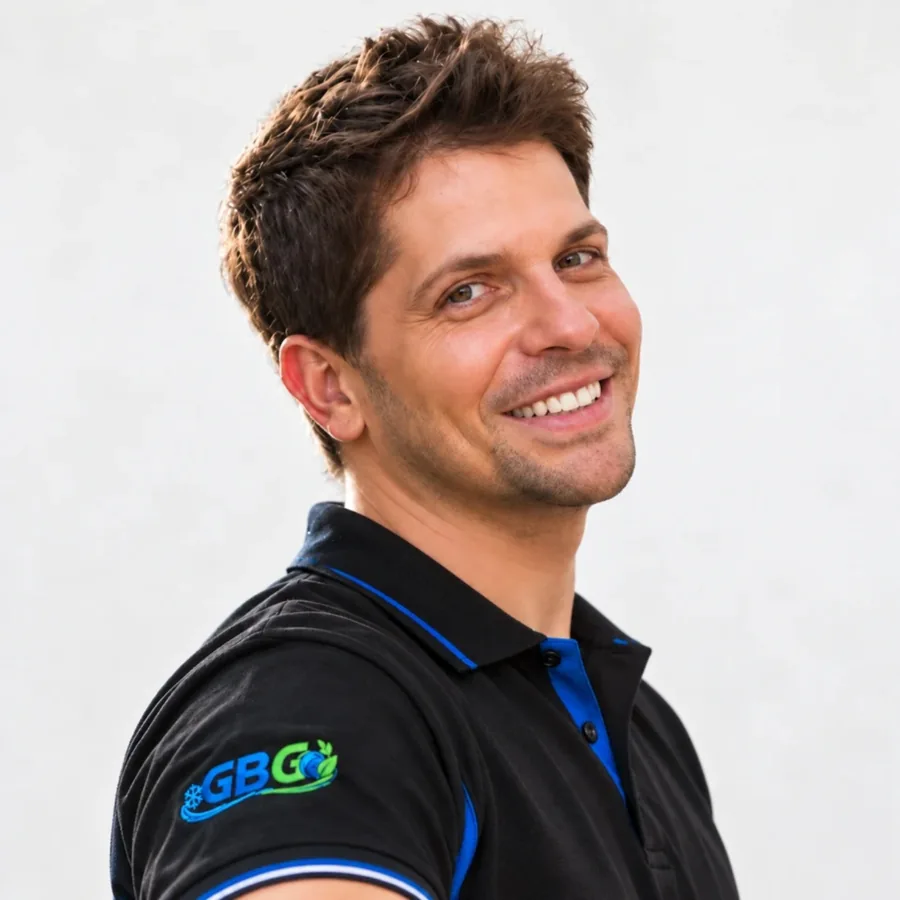 Guillaume Boulanger, fondateur de GBG Climatisation, portant un polo aux couleurs de l’entreprise