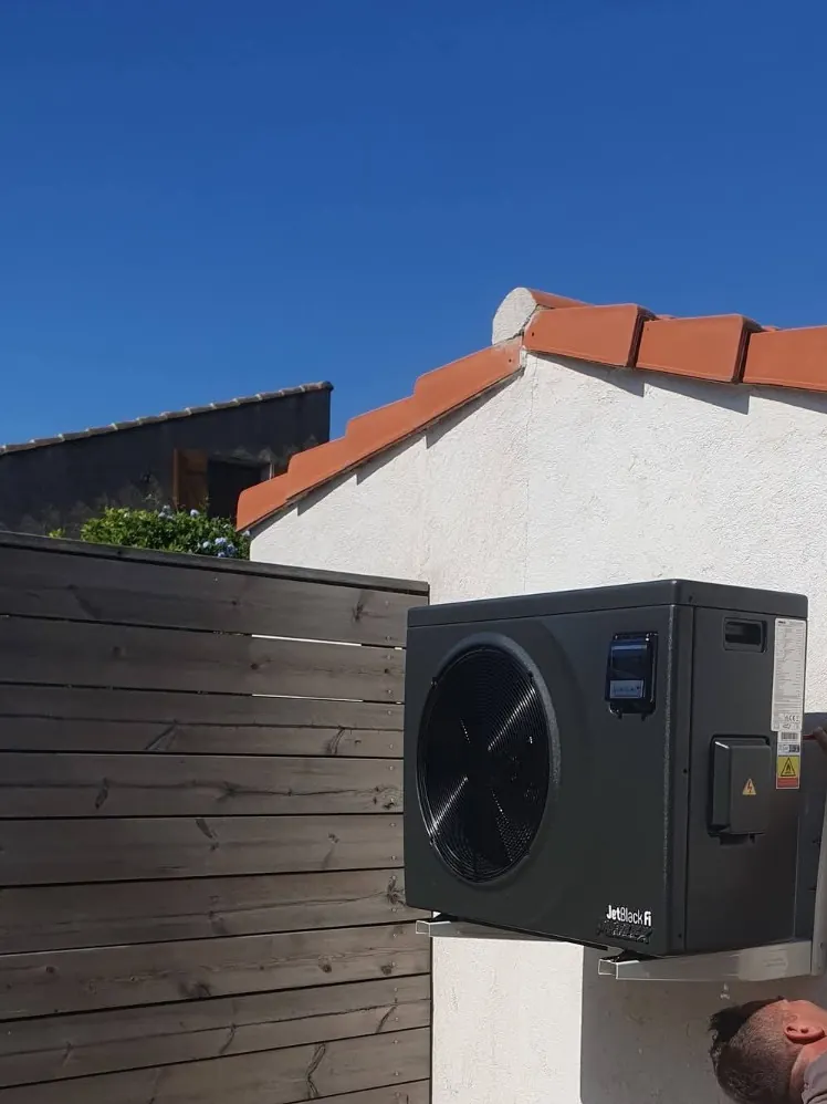 Vue latérale de la pompe à chaleur piscine JetBlack Fi