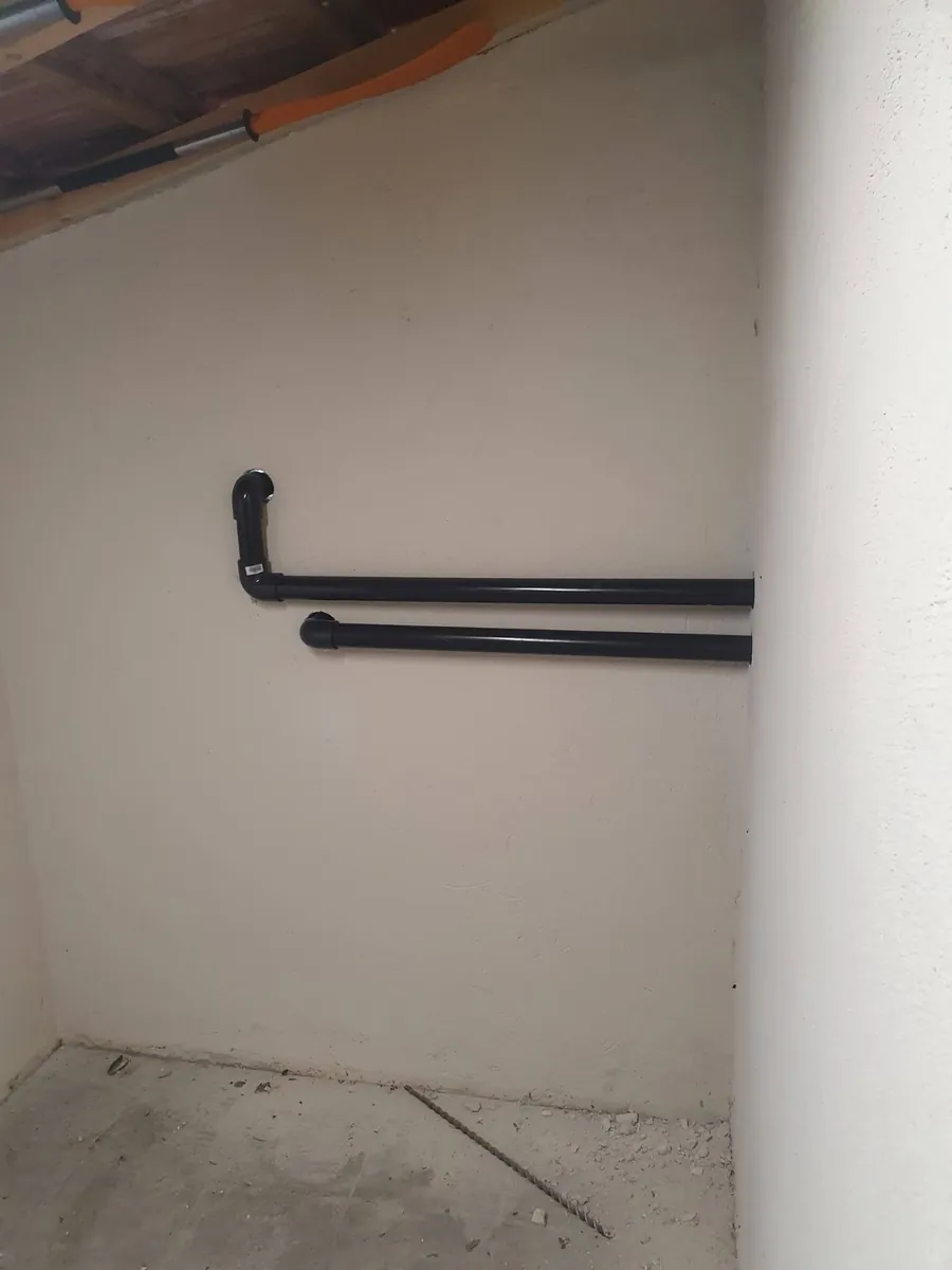 Passage des tuyaux PVC de la pompe à chaleur