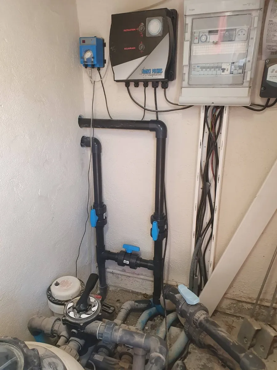 By-pass trois vannes et tuyauteries PVC raccordés