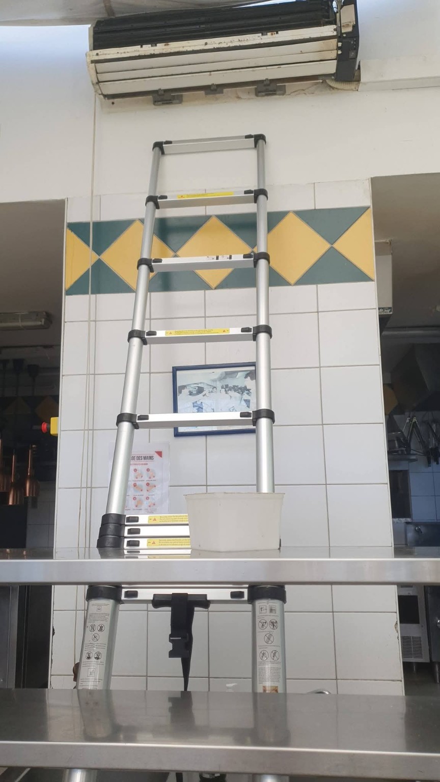 Climatisation de cuisine protégée par une housse de nettoyage